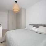 Cozy In Warsaw's Praga District With Parking By Renters شقة