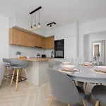 Cozy In Warsaw's Praga District With Parking By Renters شقة