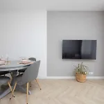شقة Cozy In Warsaw's Praga District With Parking By Renters وارسو
