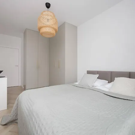 Cozy In Warsaw's Praga District With Parking By Renters Lägenhet