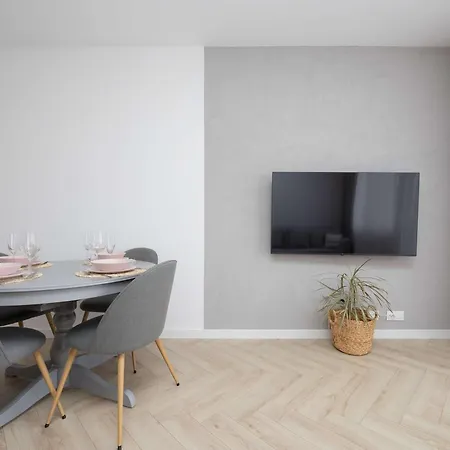 Appartement Cozy In Warsaw's Praga District With Parking By Renters Warschau