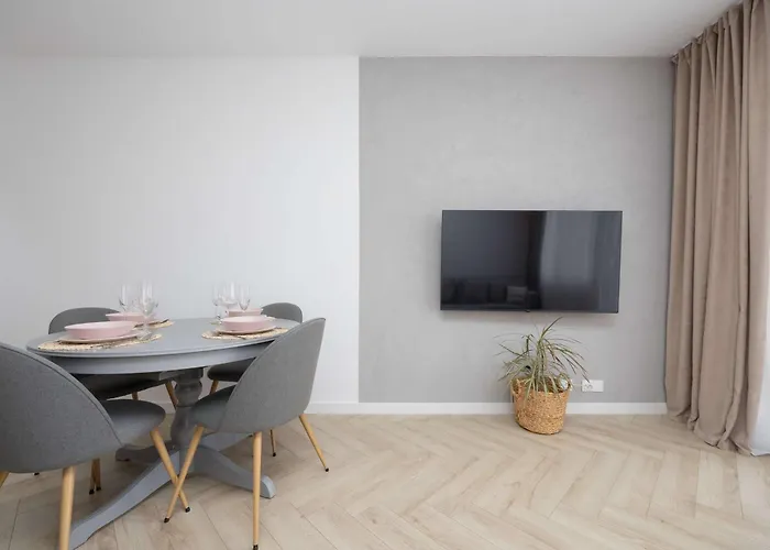 아파트 Cozy In Warsaw's Praga District With Parking By Renters 바르샤바