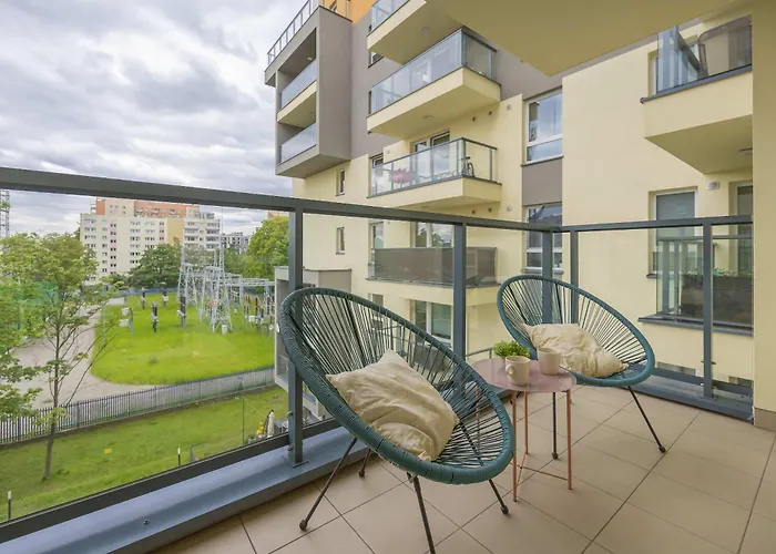 Cozy In Warsaw's Praga District With Parking By Renters 바르샤바